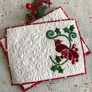 Cardinal Christmas Tischsets - Set mit sechs handgefertigten gesteppten Feiertagstischdecken in Rot und Grün, Applikation Winterdekor, 12x16