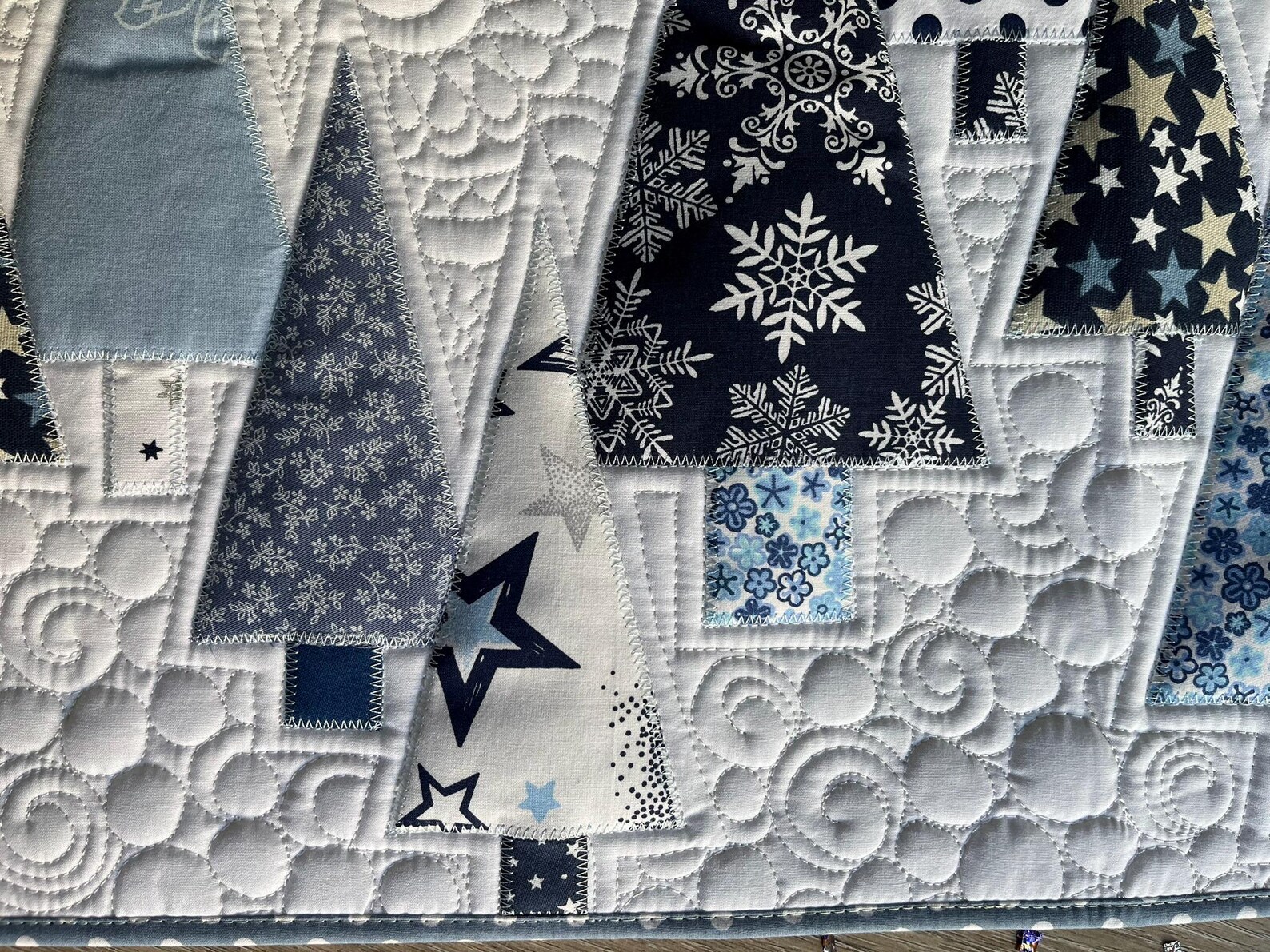 Snowy Bliss Quilted Table Runner NCU0TH3353
