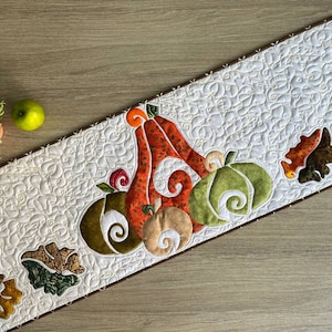 Chemin de table matelassé automnal – appliqué de citrouille et de feuilles fait main, décor de récolte d'automne, (12 x 36 po.)