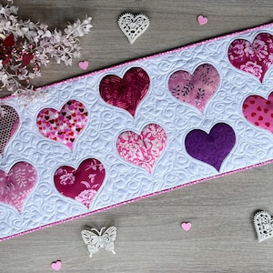 Valentinstag gesteppter Tischläufer mit handgemachter Herz-Applikation, 40 x 40 cm