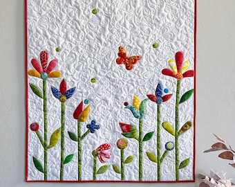 Handmade Floral Quilted Wall Hanging: Appliqué Art Quilt (26x30)