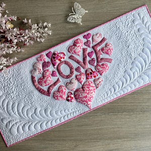 Chemin de table matelassé Love fait main – Appliqué Trapunto, 16 x 40
