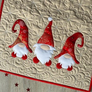 Festlicher, gesteppter Tischläufer – Handgefertigte Weihnachtsdekoration mit Applikationen und Schneeflockensteppung, 40 x 114 cm