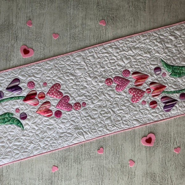 Valentines quilted table runner, Hearts quilted, White quilt textile, Mothers Day tablecloth, Spring handmade quilt, Pink-lilac hearts top