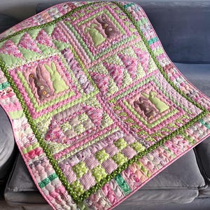 Handgemaakte babyquilt: pastelkleurige patchworkdeken met konijnapplicatie (39 x 44 inch)