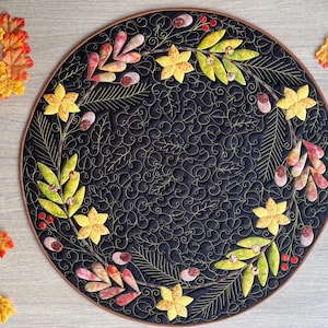 Rund, svart, quiltad bordsdekoration i höststil – handgjord applikation med löv och ekollon, 75 cm bordsdekoration för Thanksgiving