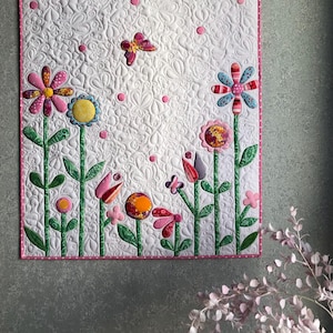 Wandbehang mit Blumenmuster, handgefertigte Applikation mit Schmetterlingen und Blumen, einzigartiges Geschenk für Muttertag oder Wohnkultur, 26x30
