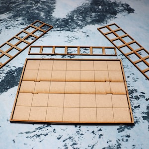 Puede incluir: Un conjunto de fichas de juego de madera con un acabado marr&oacute;n. Las fichas est&aacute;n dispuestas en forma de cuadr&iacute;cula y est&aacute;n listas para ser ensambladas.