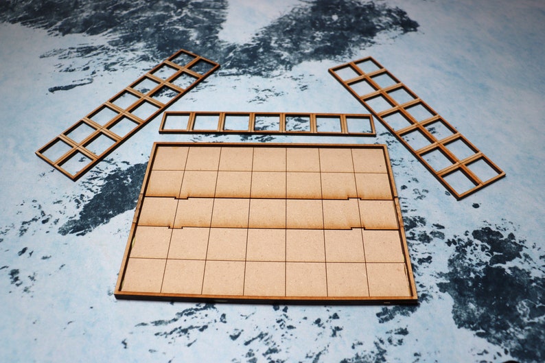 Puede incluir: Un conjunto de fichas de juego de madera con un acabado marr&oacute;n. Las fichas est&aacute;n dispuestas en forma de cuadr&iacute;cula y est&aacute;n listas para ser ensambladas.