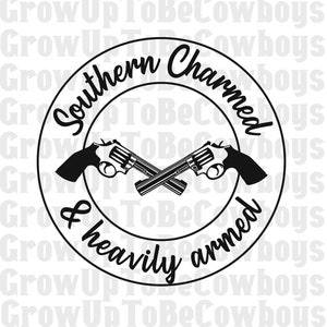 Puede incluir: Dise&ntilde;o gr&aacute;fico en blanco y negro de un c&iacute;rculo con el texto "Southern Charmed & heavily armed" en su interior. Dos rev&oacute;lveres cruzados se encuentran en el centro del c&iacute;rculo.
