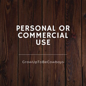 Puede incluir: Un fondo de madera marr&oacute;n con texto blanco que dice "PERSONAL OR COMMERCIAL USE" y "GrowUpToBeCowboys".