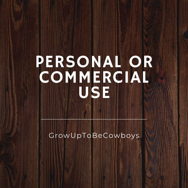 Puede incluir: Un fondo de madera marr&oacute;n con texto blanco que dice "PERSONAL OR COMMERCIAL USE" y "GrowUpToBeCowboys".