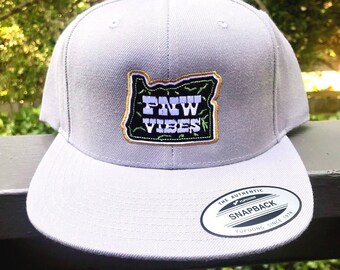 PNW Vibes - グレー刺繍入りスナップバックハット - 送料無料！