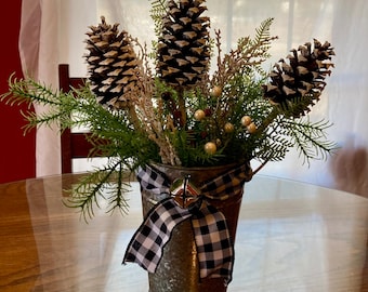 素朴なクリスマスのセンターピース、クリスマスの松ぼっくりのセンターピース、冬のセンターピース、農家のテーブル装飾、農家のクリスマスのセンターピース