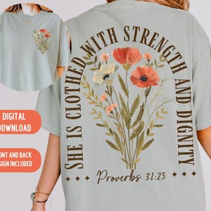 Op de afbeelding: Lichtgroen t-shirt met een bloemenontwerp op de voor- en achterkant. De achterkant van het shirt heeft een groot bloemenboeket met de tekst "SHE IS CLOTHED WITH STRENGTH AND DIGNITY" en "Proverbs 31:25".