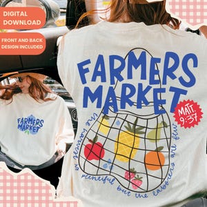 Puede incluir: Camiseta de manga larga color crema con un diseño azul "FARMERS MARKET" en la parte delantera y trasera. El diseño trasero presenta un texto azul con una bolsa de malla llena de fruta y el texto "MATT. 9:37".