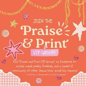 Op de afbeelding: Oranje afbeelding met de tekst "JOIN THE Praise & Print VIP GROUP!!" en extra tekst die kijkers uitnodigt om de groep op Facebook te vinden voor sneak peeks en weggeefacties. Decoratieve sterren, knopen en kettingen sieren het ontwerp.