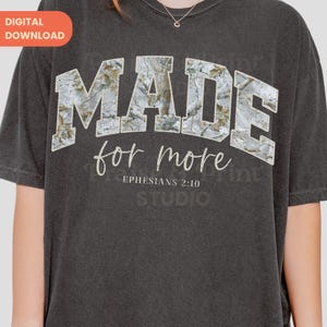 Op de afbeelding: Donkergrijs t-shirt met de woorden "MADE for more" in een lettertype in collegestijl. Het woord "MADE" heeft een camouflagepatroon. De tekst "Efezi&euml;rs 2:10" staat onder de woorden "for more". De woorden "DIGITAL DOWNLOAD" staan in de linkerbovenhoek.