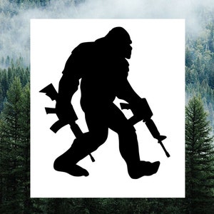 Puede incluir: Silueta negra de Bigfoot caminando con dos rifles.