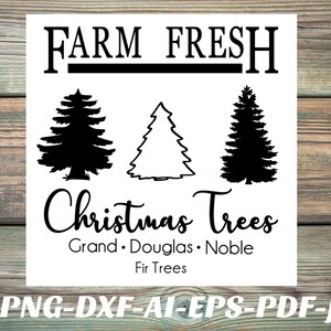 Op de afbeelding: Een wit bord met zwarte tekst dat "FARM FRESH" en "Christmas Trees" zegt met de soorten bomen die worden vermeld als "Grand, Douglas, Noble Fir Trees". Het bord heeft drie zwarte silhouetten van kerstbomen.