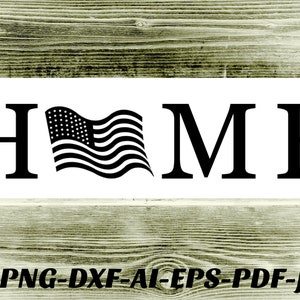 Könnte beinhalten: Schwarz-weißes Grafikdesign des Wortes "HOME" mit einer amerikanischen Flagge in der Mitte. Das Design ist auf weißem Hintergrund.