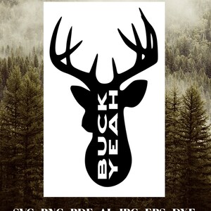 Pode incluir: Silhueta preta de uma cabeça de veado com o texto branco "BUCK YEAH". A imagem é colocada contra um fundo de uma cena florestal. A parte inferior da imagem inclui o texto "SVG~PNG~PDF~AI~JPG~EPS~DXF".
