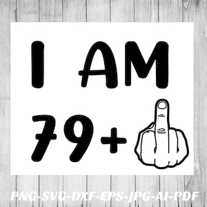 Pode incluir: Design gráfico preto e branco com o texto "I AM 79+ " e um emoji de dedo do meio.