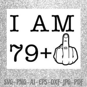 Pode incluir: Design gráfico preto e branco com o texto "I AM 79+" e um emoji de dedo do meio.