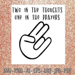 Puede incluir: Una ilustración en blanco y negro de una mano haciendo el gesto de "dos en el rosa, uno en el hedor". El texto "TWO IN THE THOUGHTS ONE IN THE PRAYERS" está por encima de la mano.