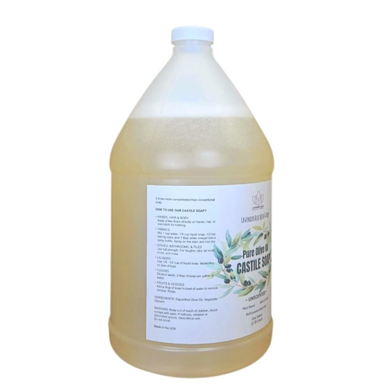 Puede incluir: Un gran recipiente de pl&aacute;stico transparente de jab&oacute;n de Castilla de aceite de oliva puro sin perfume. La etiqueta presenta texto y un dise&ntilde;o de rama de olivo verde. El recipiente tiene una tapa blanca y contiene un l&iacute;quido amarillo claro.