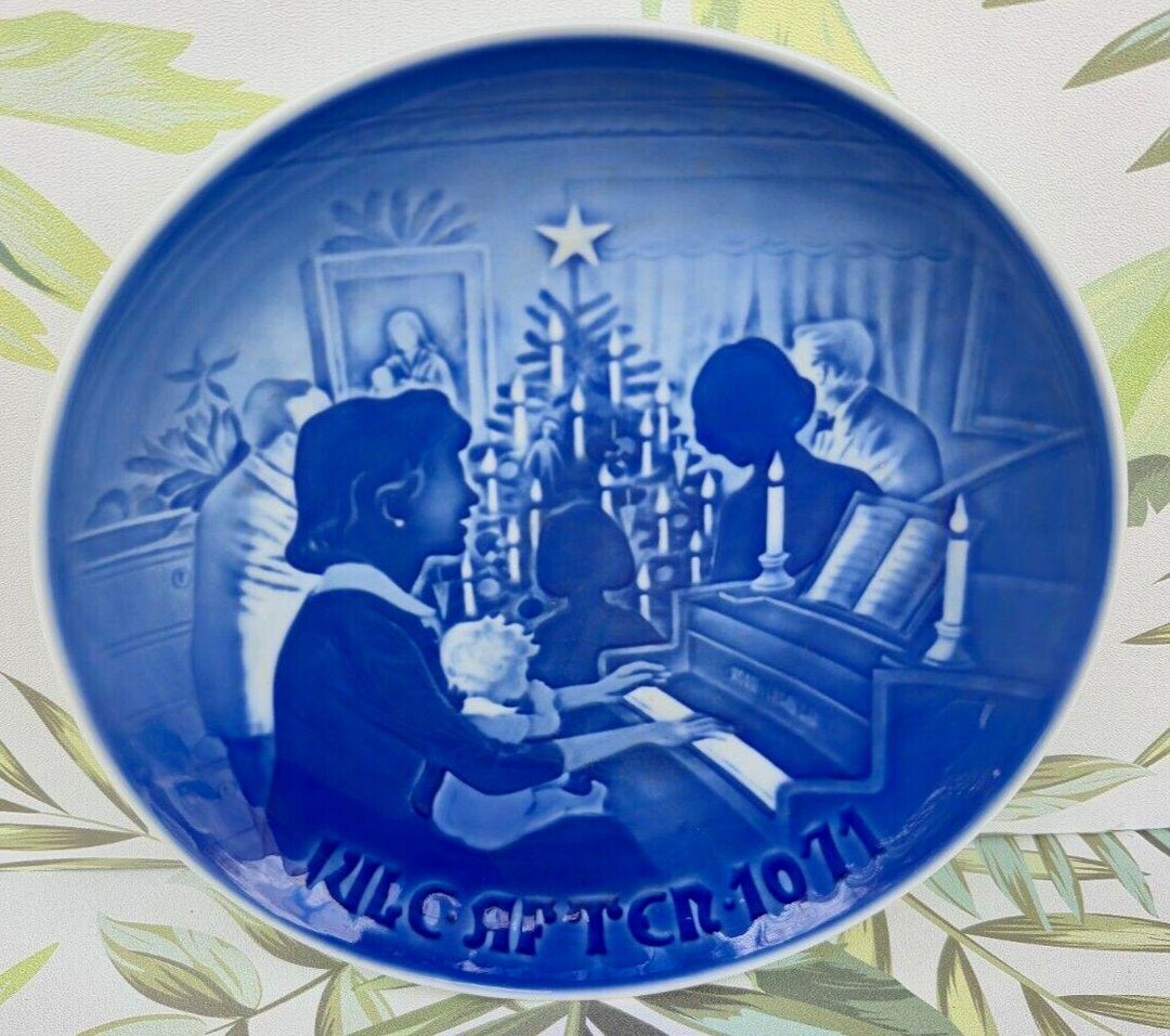 Bing & Grondahl Annual 1971 Christmas Plate - Christmas at Home