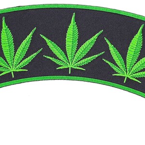 Puede incluir: Un parche bordado negro y verde con forma curva y seis diseños de hojas de marihuana.