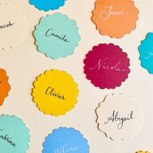 Marque place mariage rond en plusieurs couleurs calligraphié à la main  (Lot de 30)