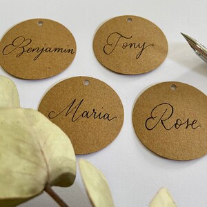 Tarjetas de lugar para boda redondas de papel kraft, caligrafiadas a mano (juego de 30)