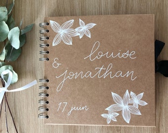 Livre d'or en kraft personnalisé avec prénoms pour mariage ou évènements avec fleurs blanches