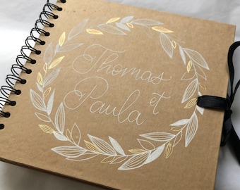 Livre d'or en kraft personnalisé avec prénoms pour mariage avec détails blancs et dorés