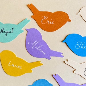 Segnaposto per matrimonio a forma di uccello in vari colori, calligrafato a mano (set da 30)