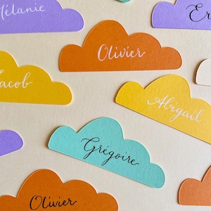 Marque place mariage nuages en plusieurs couleurs calligraphié à la main  (Lot de 30)