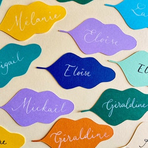Marque place mariage feuilles en plusieurs couleurs calligraphié à la main  (Lot de 30)