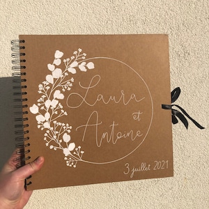 Livre d'or en kraft personnalisé avec prénoms pour mariage avec détails blancs, eucalyptus et gypsophile