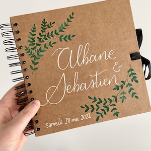 Livre d'or en kraft personnalisé avec prénoms et décor végétal pour mariage champêtre