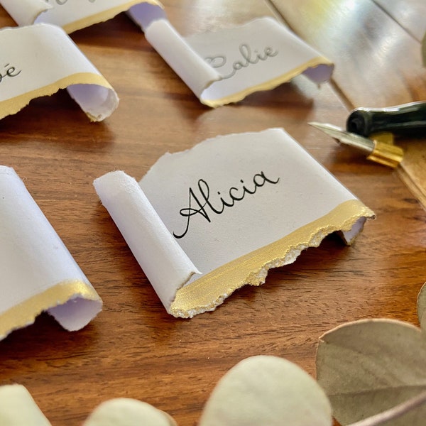 Marque place pour mariage ou évènement avec détail doré effet parchemin fait main et écrit à la main (Par lot)