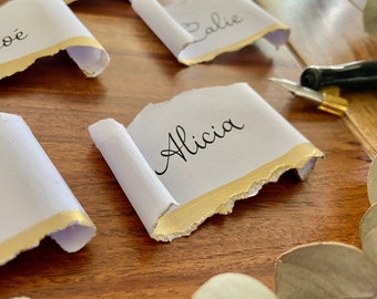 Marque place pour mariage ou évènement avec détail doré effet parchemin fait main et écrit à la main (Par lot)