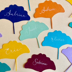 Marque place mariage feuilles en plusieurs couleurs calligraphié à la main  (Lot de 30)