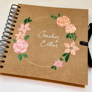 Livre d'or en kraft calligraphié et peint à la main avec fleurs roses et oranges pour mariage, baptême, naissance, anniversaire, album photo