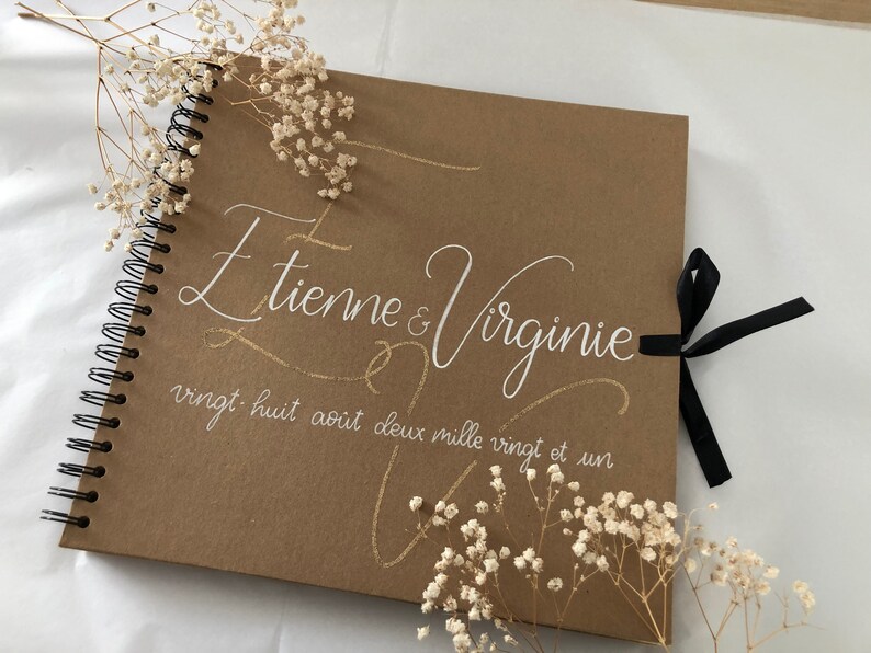 Livre d'or en kraft personnalisé avec prénoms pour mariage avec initiales embossées dorées image 5