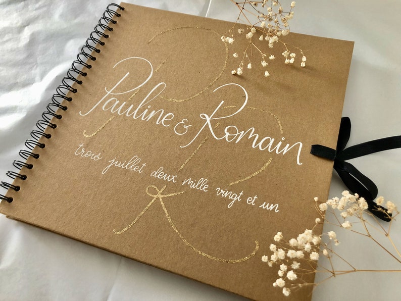 Livre d'or en kraft personnalisé avec prénoms pour mariage avec initiales embossées dorées image 3