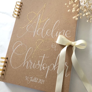 Livre d'or en kraft recyclé sur mesure avec noeud de couleur et initiales dorées pour mariage fait main (A4)