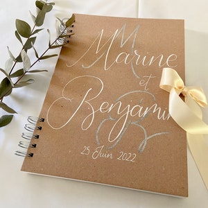 Livre d'or en kraft recyclé sur mesure avec noeud de couleur et initiales argentées pour mariage fait main (A4)