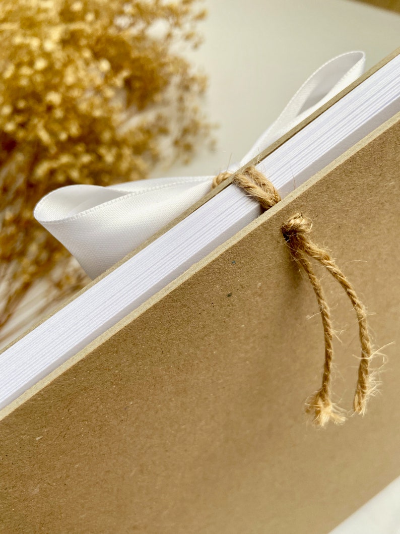 Livre d'or en kraft recyclé sur mesure avec noeud de couleur et initiales dorées pour mariage fait main A4 image 7